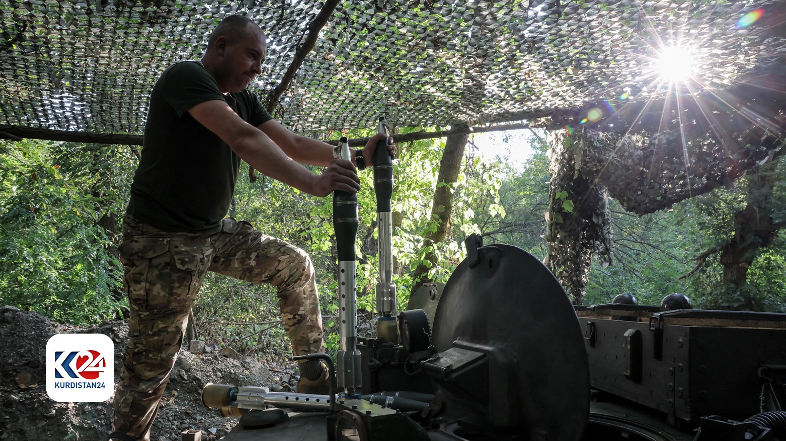 سەربازێکی ڕووسیا لەنێو خاکی ئۆکرانیا (وێنە: AFP)